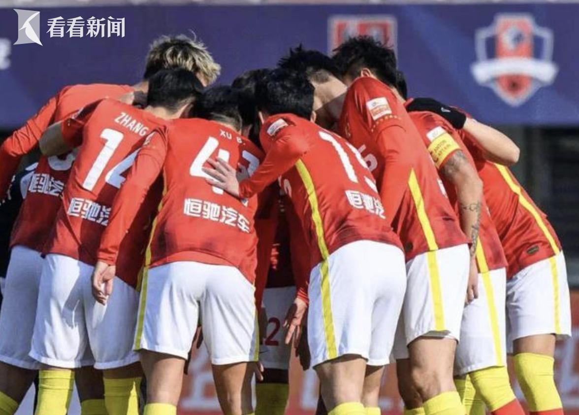 关于中国足球联赛球队赛前备赛整装待发，观众期待的信息